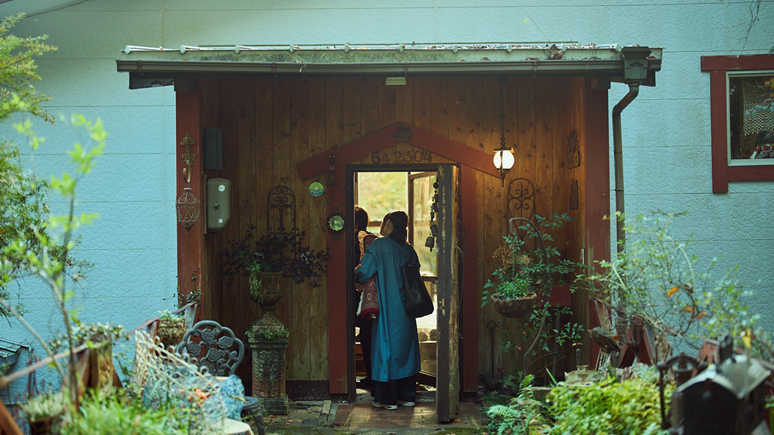 暮らしながら夫婦でつくった、森に佇む一軒家